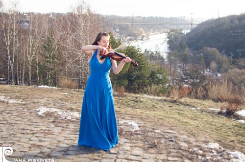 Дівчина в синій сукні зі скрипкою