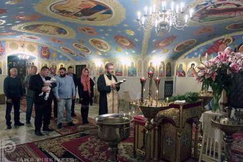 Fotografia okolicznościowa - chrzest, komunia - Warszawa, Polska.  Dobry i tani fotograf na chrzciny Warszawa. Fotograf chrzest. Fotograf na reportaże, chrzty, komunie. Sesja zdjęciowa podczas chrztu. Fotografia chrztu. 