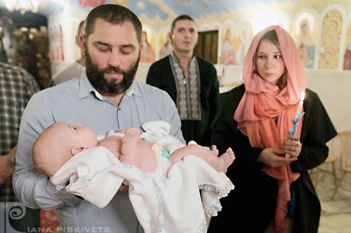 Фотограф на хрещення Варшава і околиці. Репортаж з хрещення дитини в Православному соборі Святої Марії Магдалини в Варшаві. Фотограф на хрестини, фотосесії вагітності, новонароджених. Виготовлення фотокниг. Фотограф Варшава, Польща.