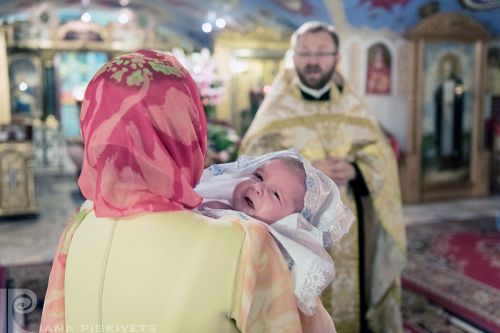 Хрещення - фотографії хрестин. Репортаж з хрещення дитини в Православному соборі Святої Марії Магдалини в Варшаві. Фотограф на хрестини, фотосесії вагітності, новонароджених. Виготовлення фотокниг. Фотограф Варшава, Польща.