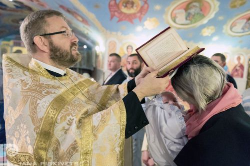 Крещение - фотографии с крестин - Варшава. Репортаж с крещения ребенка в Православном соборе Святой Марии Магдалины в Варшаве. Фотограф на крестины, фотосессии беременности, новорожденных. Изготовление фотокниг. Фотограф Варшава, Польша.