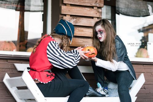 Fotograf w Warszawie proponuję sesje w tematyce Halloween. W sobotę zaprosiłam kilku moich znajomych modeli i modelki, żeby wypróbować moje pomysły. Fotograf Warszawa, Polska. Przebranie i stylizacja na Halloween – mini sesje świąteczne! Jesienna sesja!