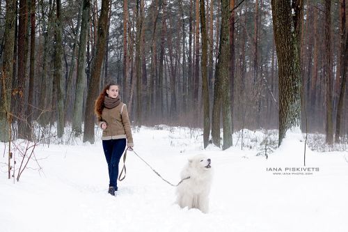 Sesja fotograficzna z psem -  kobieta z pieskiem. 